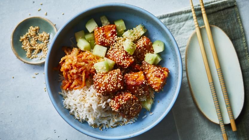 En sund skål med marineret tofu, ris og grøntsager fra en måltidskasse.